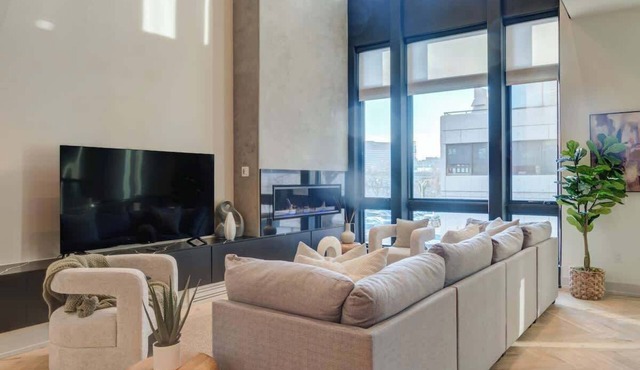 Lux 5-Story Rittenhouse Home: Elevator & Roof Deck