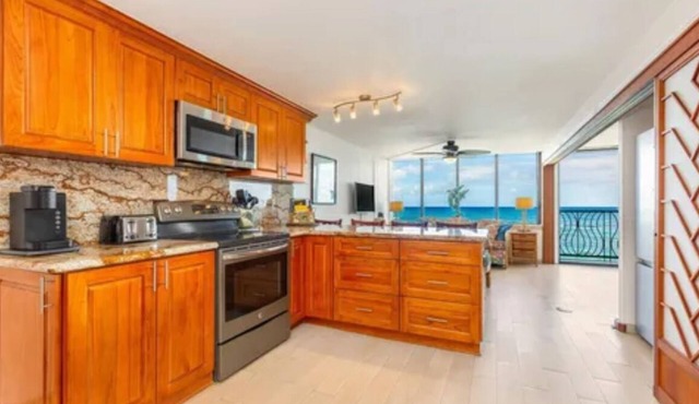 Luxurious 2-bedroom/2-bathroom oceanfront condo with pool, jacuzzi and parking