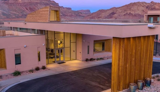 Luxurious 2-bedroom condo with pool, fitness room, WiFi in Magical Moab