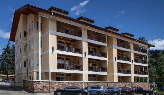 Luxurious Two-Story Penthouse Condo W/Private Patio & Breathtaking Mtn Views