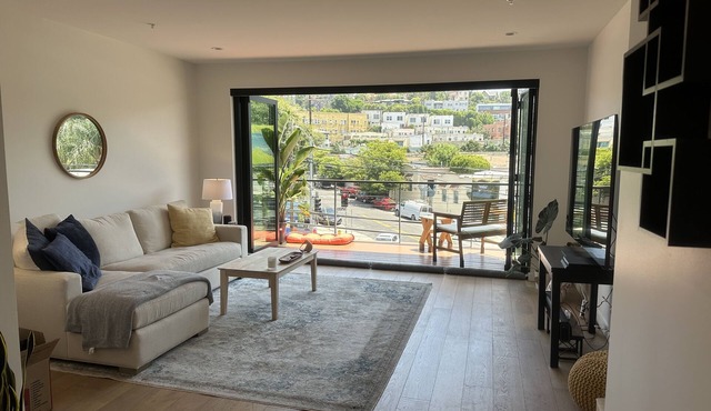 Luxury 2 Bedrm Apt with open living area in Prime Silverlake April 1-May 30