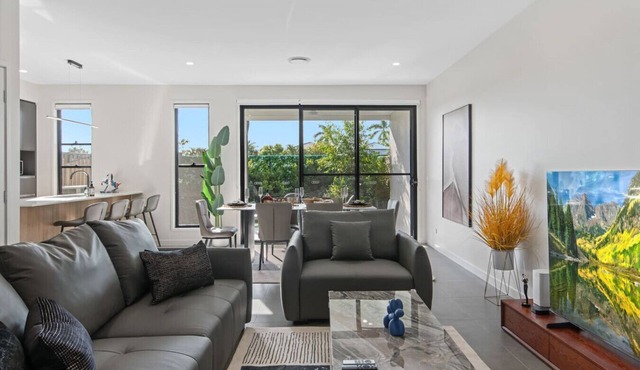 Luxury 4BR Home w/Pool, Gym & BBQ in Helensvale