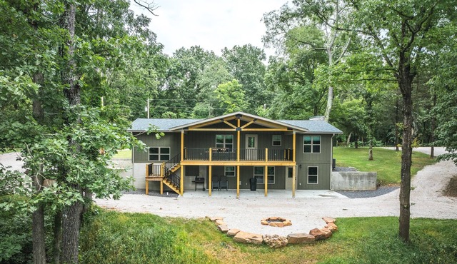 Luxury Home overlooking Meramec River w Game Room, Private River Access