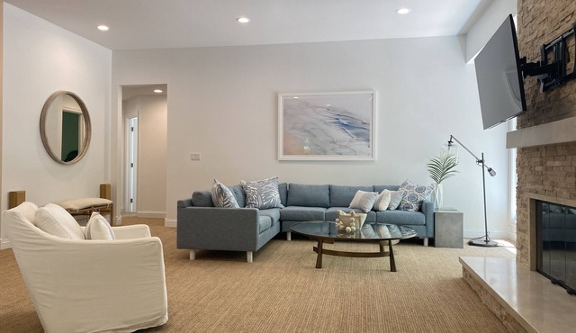 Luxury home, Private beach 200 ft away+New Bathroom and Hot Tub+ 8 mins to town!