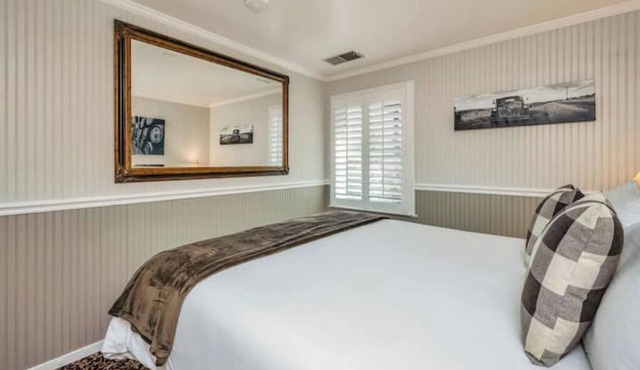 Luxury King Room. Steps to Napa Valley Wineries, Spas & Fine Dining!