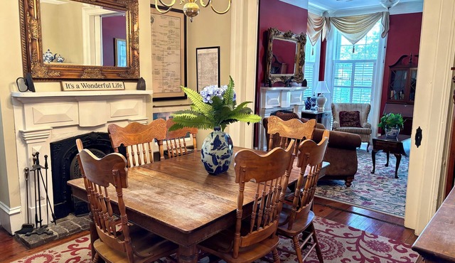 McKenzie's Authentic Downtown Savannah Townhouse!