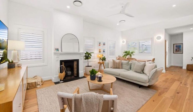 Merewether Beach House Retreat - A short stroll to Bar Beach