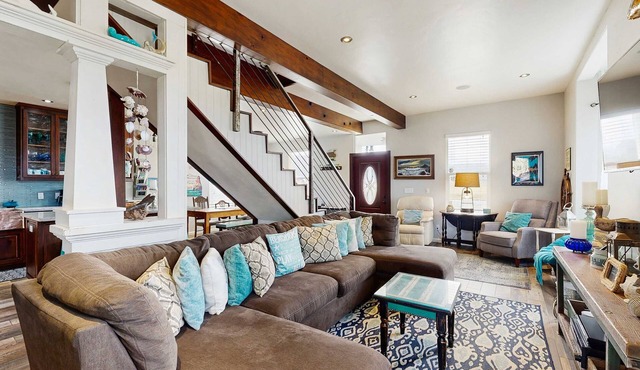 Mermaid Manor - Hot Tub & Steps to the Beach