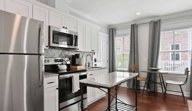 Modern Carriage House Suite in Historic District
