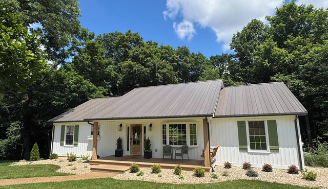 Modern Farmhouse Retreat on 4 Acres near Nashville,Tn Overlooking private woods