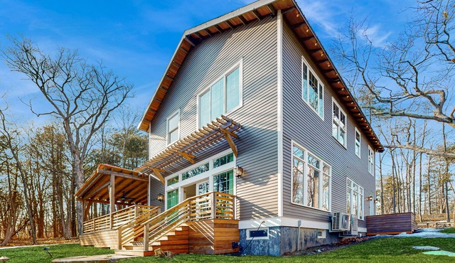 Modern lakehouse w/private beach, dock, fireplace, gym, theater, jacuzzi tub