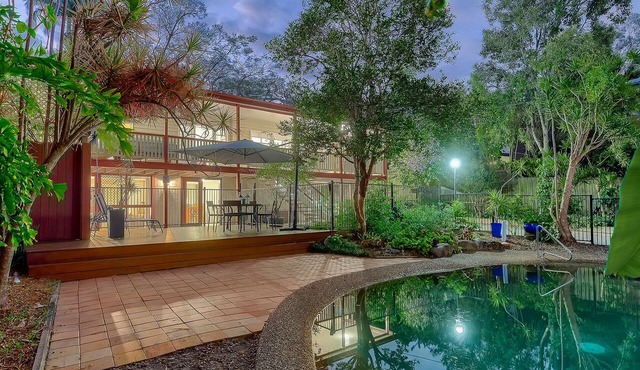 Modern Queenslander- sauna, spa and pool in the heart of Brisbane next to forest