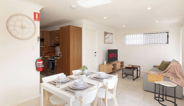 Modern Rocklea 2BR | AC & Kitchen | 316D2