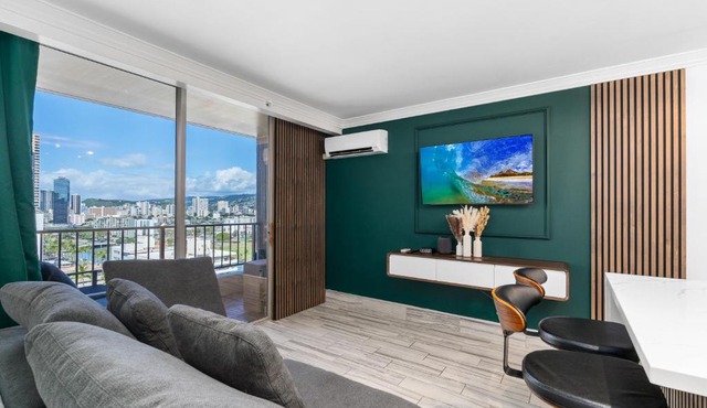 Modern Suite Free Parking View AC King Bed Kitchen