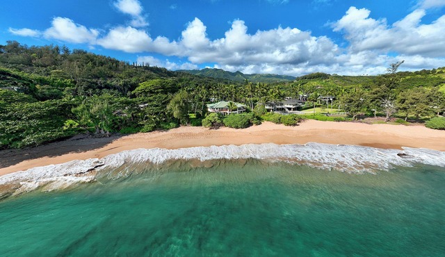 Moloaa Bay Villa & Cottage, beachfront on secluded white sand beach