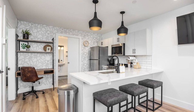 Multi-Condo Building Sleeps 58 with 7 Units, 15 Bedrooms, 22 Beds & Free Parking