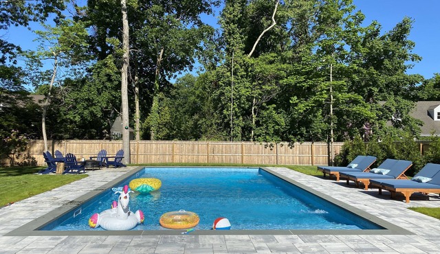 New Beach House! Huge saltwater pool, outdoor shower, < 5 min beach, walk to bay