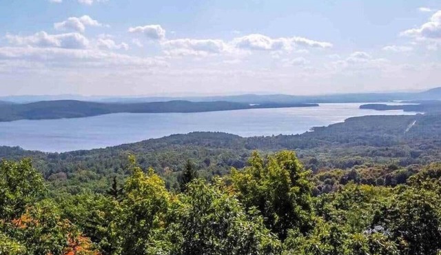 New Breathtaking Catskill Retreat with Views and Hot Tub, The Nest Retreat in Woodstock Catskill