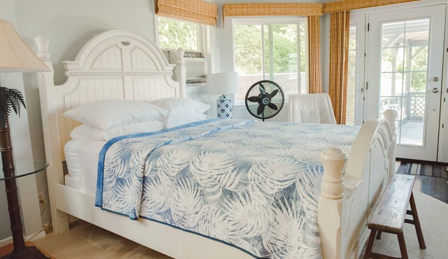 NEW! Queen w/Private Outdoor Gazebo Hot Tub Salt Water