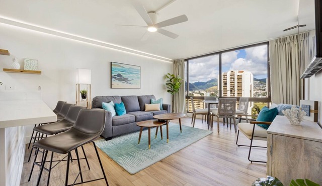 Newly renovated, Free Parking, One block to Waikiki Beach
