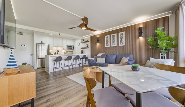 Newly renovated, Free Parking, One block to Waikiki Beach