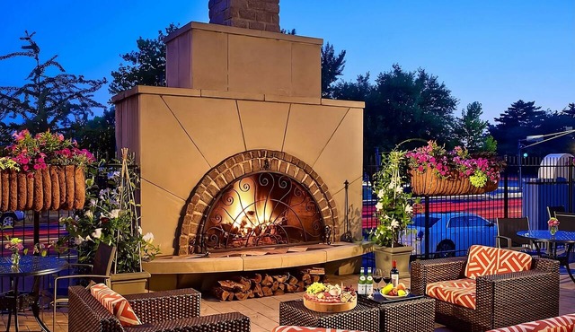 Newly-renovated Unit w/Parking! Pets Are Welcome! W/Pool & Cinema Onsite!