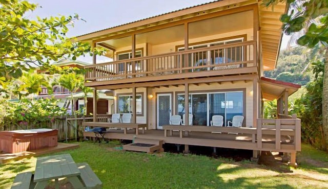 North Shore beachfront, luxury with hot tub and air conditioning
