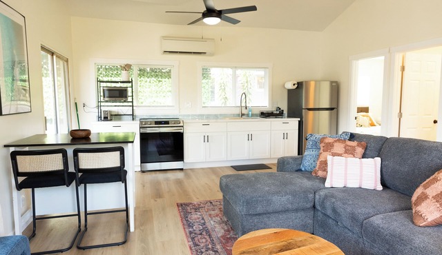North shore living! Walking distance to Hale’iwa town. Private lanai, AC, WiFi.