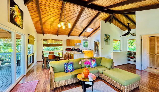 North Shore Retreat Haena. Walk to beach, restaurant, bar, cafe. Dog Friendly!