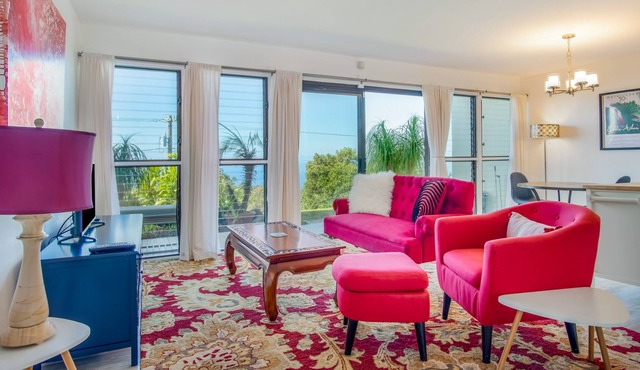 Ocean-view condo in great location with outdoor pool, sports courts, & lanai