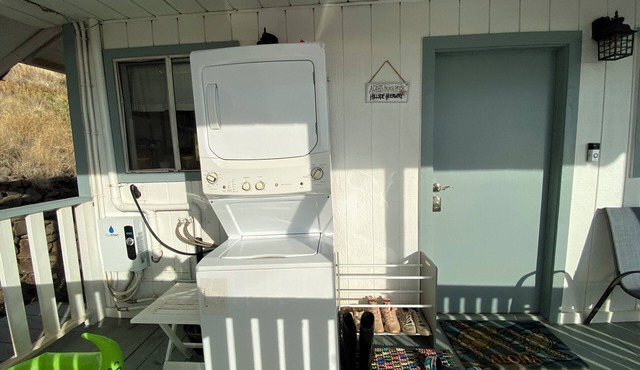 Oceanview 1-bedroom house with WiFi and AC in Waianae Foot Hills for long stays.