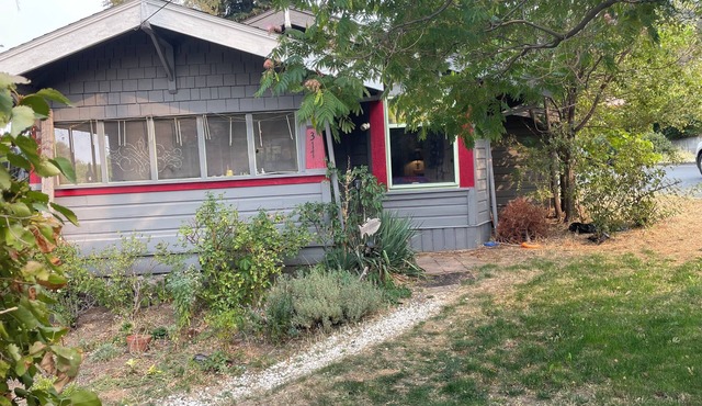 Old & Funqui, a charming 1910 cottage in the Columbia River Gorge. Pet friendly