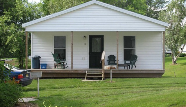 On Otter Creek! 1-bedroom cottage with WiFi and AC!