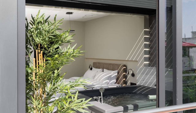 Ophelia Apartments by halu! Hot Tub & Balcony Apt