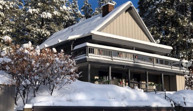 PACK YOUR BAGS & LET THE ADVENTURES BEGIN! SLEEPS 10, HOT TUB, & PET FRIENDLY
