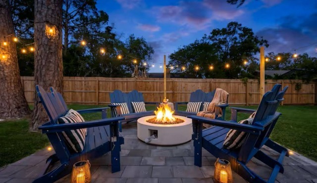 Palm House Retreat, Minutes from Mayo & The Beach