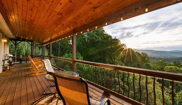 Panoramic Mountain Retreat Sleeps 10 Hot Tub 4 Fireplaces Waterfalls Nearby