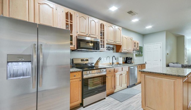 Pet-Friendly Downtown Fulton Apt w/Smart TV!