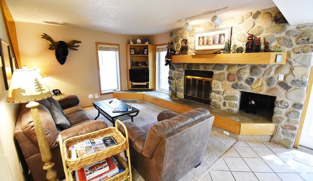 Pet Friendly On River! Pool, Hot Tubs! Walk to Main St. Shops, Restaurants