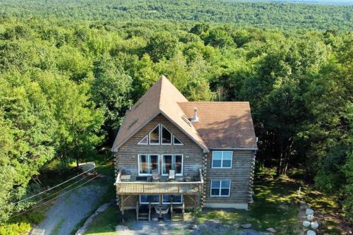 Pocono 6BR, Game Room, Hot Tub, Private Community Lake and Beach Access