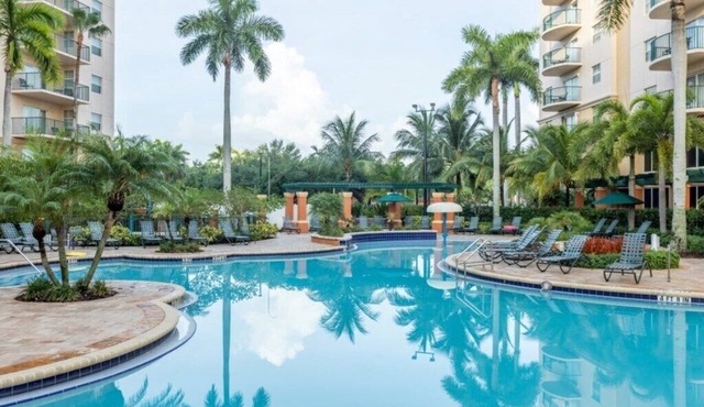 Pompano Beach | Family Golf Vacation | Pool + Golf | 2BR