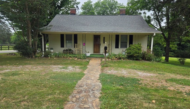 Quaint 2-bedroom house in Mount Airy perfect for relaxing stays