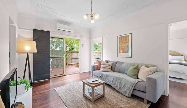Quiet & Bright Art Deco Apartment by New Farm Park
