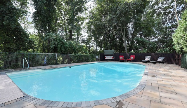 Quiet, upscale Boston Suburb stay-fast access to Boston hub & hospitals STR25-22