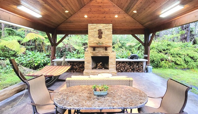 Rainforest Retreat w/Outdoor Fireplace & Hot Tub