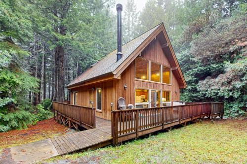 Redwood Rest Getaway - Cedar Home with Loft & Deck