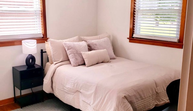 Relaxing 1-bedroom in a shared house Camp Hill with AC & working space