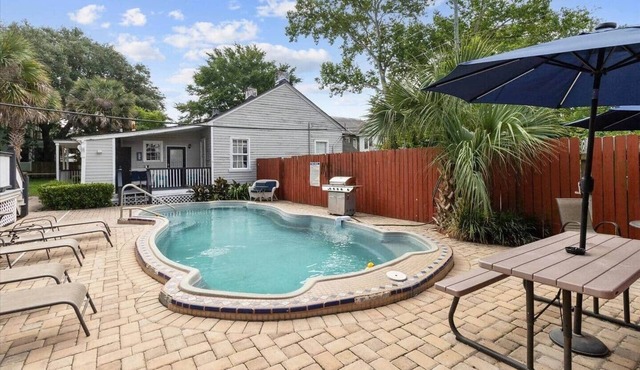 Relaxing Poolside Condo