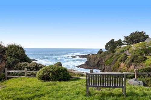 Remodeled oceanfront estate with Studio Cottage