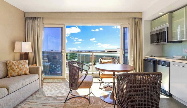 Renovated Ala Moana 1BR Suite| Balcony & City Views